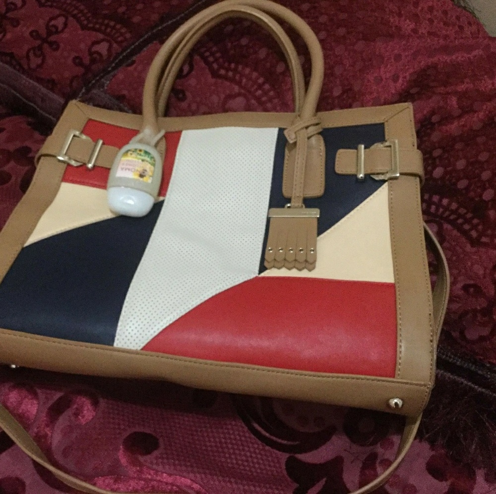 Nice clean like new NINE WEST CLEAN LEVING hand ba